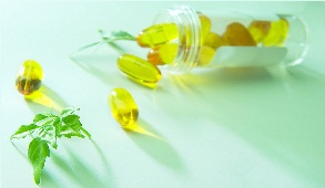 Green_leaves_beside_bottle_of_yellow_capsules_2