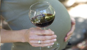 Preganant-woman-with-wine-001
