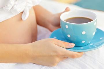 Καφεΐνη: Η κατανάλωση της γεννά…λιποβαρή νεογνά